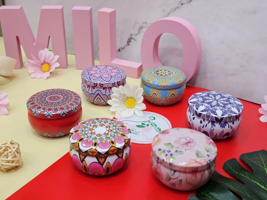Nến thơm hoa khô thiên nhiên (lọ tròn hoa văn)