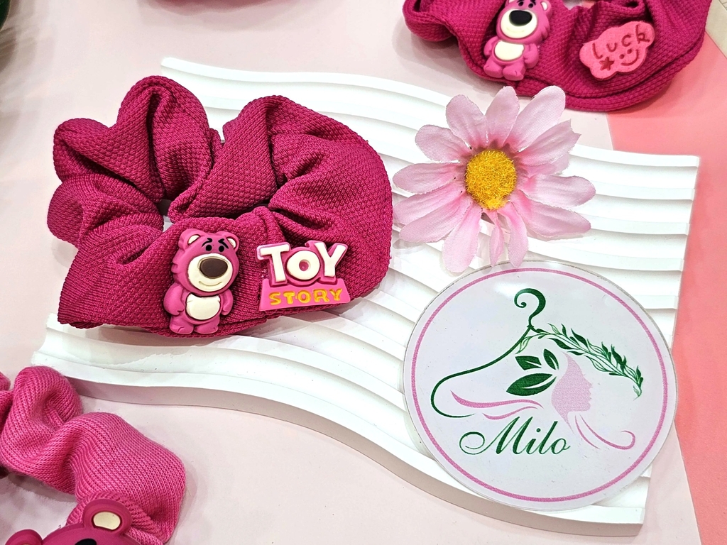 Cột tóc crunchies kèm charm gấu dâu Lotso