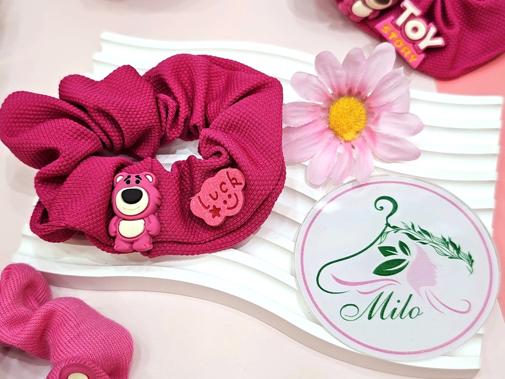 Cột tóc crunchies kèm charm gấu dâu Lotso