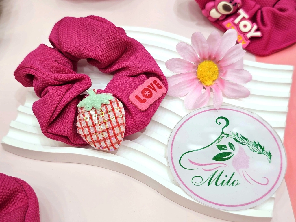 Cột tóc crunchies kèm charm gấu dâu Lotso