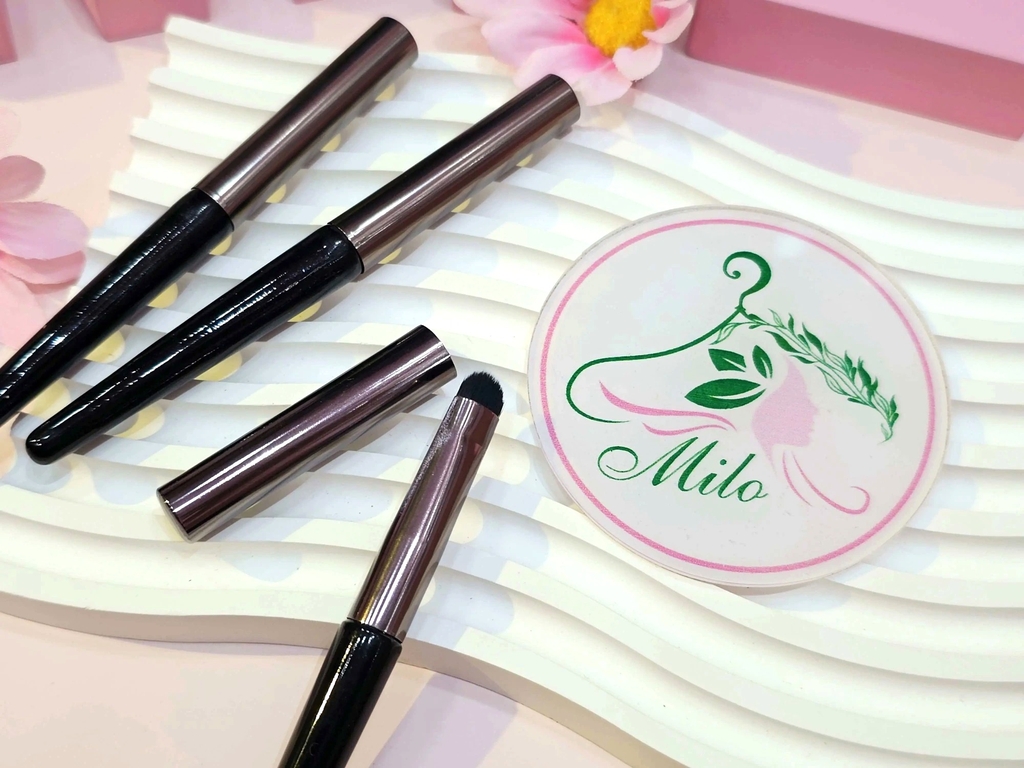 Cọ trang điểm môi lông mềm không nhòe có nắp đậy (màu đen)