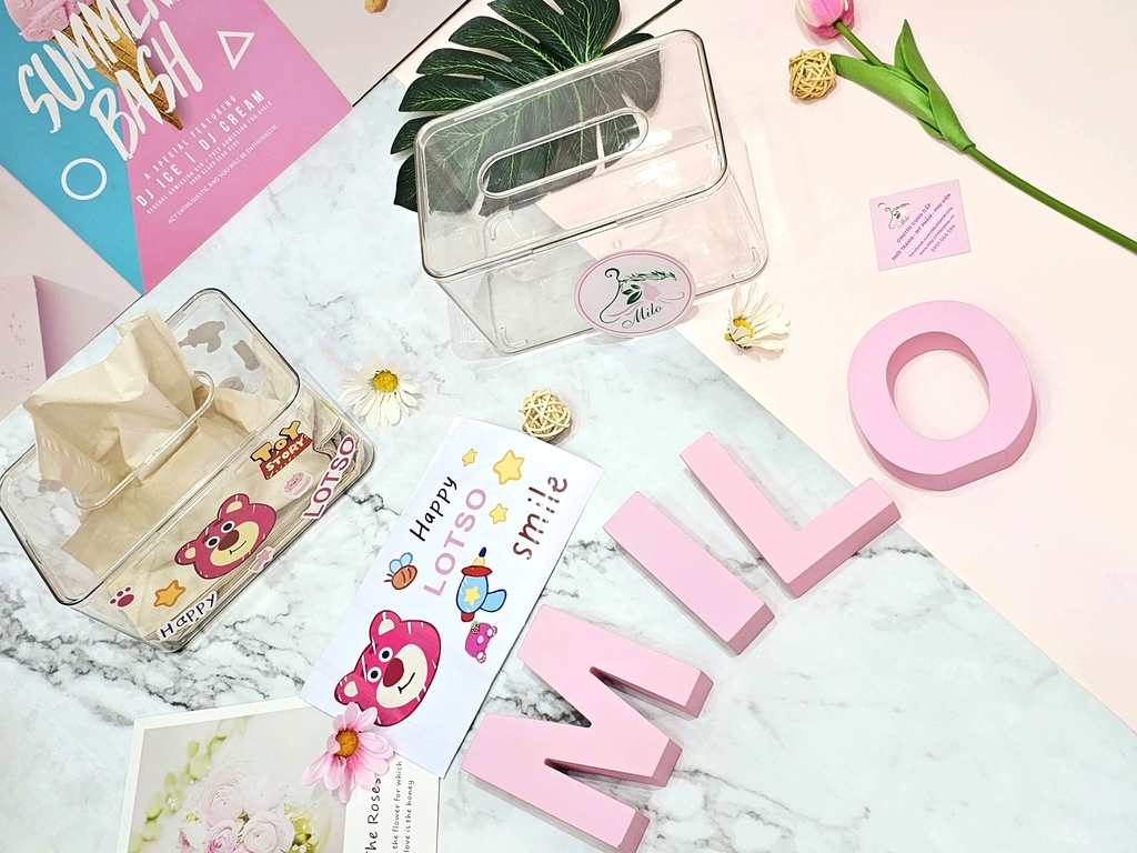 Hộp đựng khăn giấy trong suốt kèm sticker dán gấu dâu Lotso
