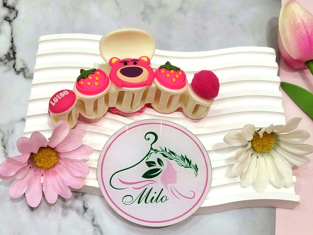 Kẹp tóc gấu dâu + chữ Lotso (charm lông)