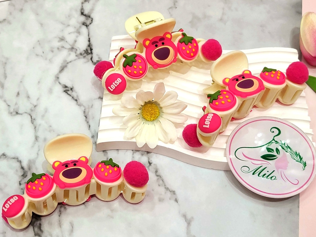 Kẹp tóc gấu dâu + chữ Lotso (charm lông)