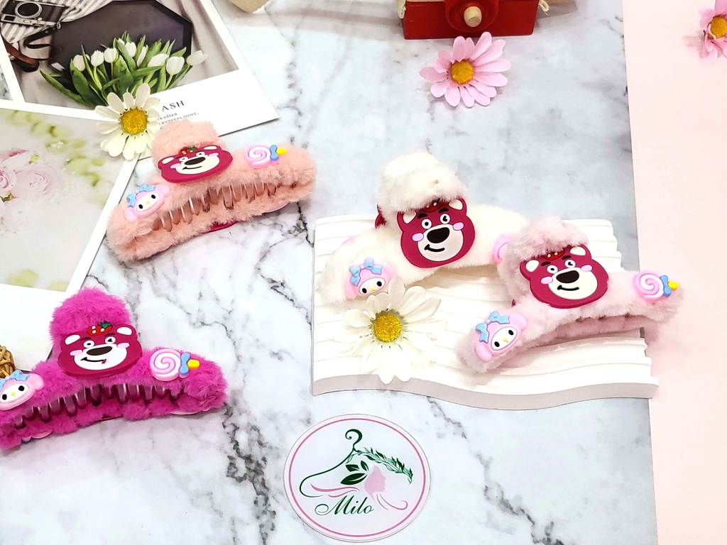 Kẹp tóc lông charm gấu dâu Lotso và Cinnamoroll