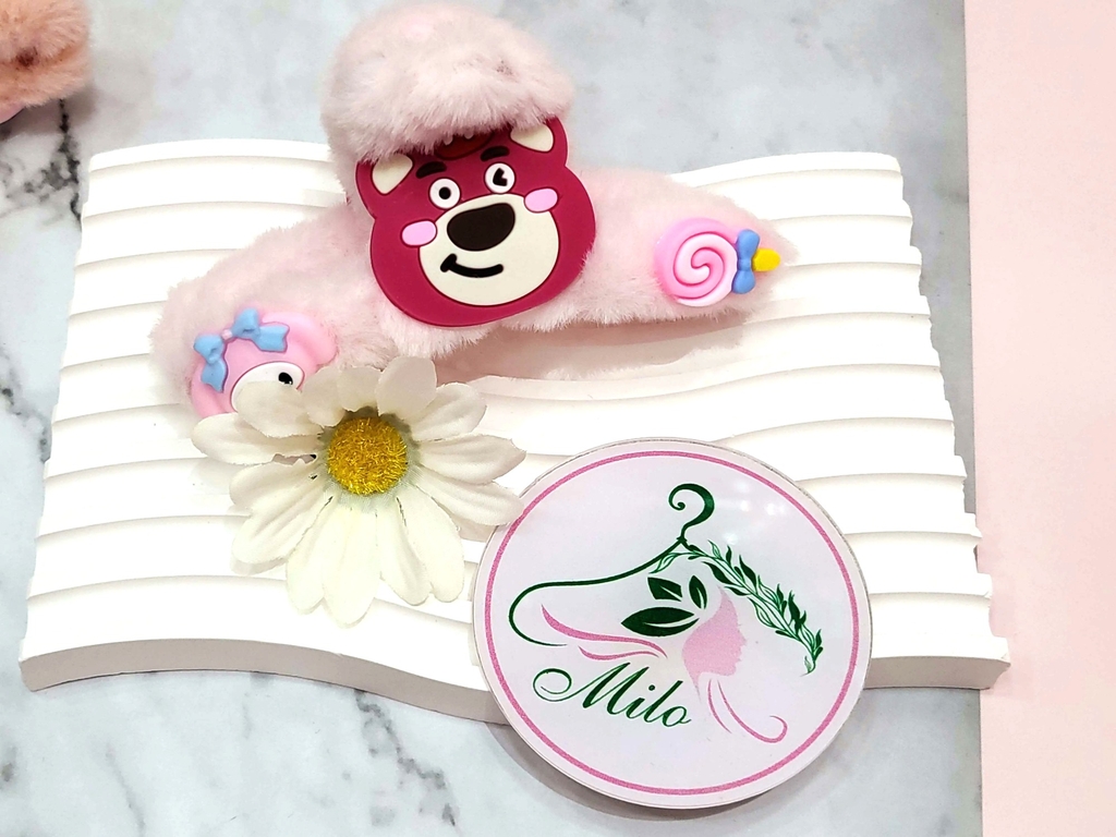 Kẹp tóc lông charm gấu dâu Lotso và Cinnamoroll