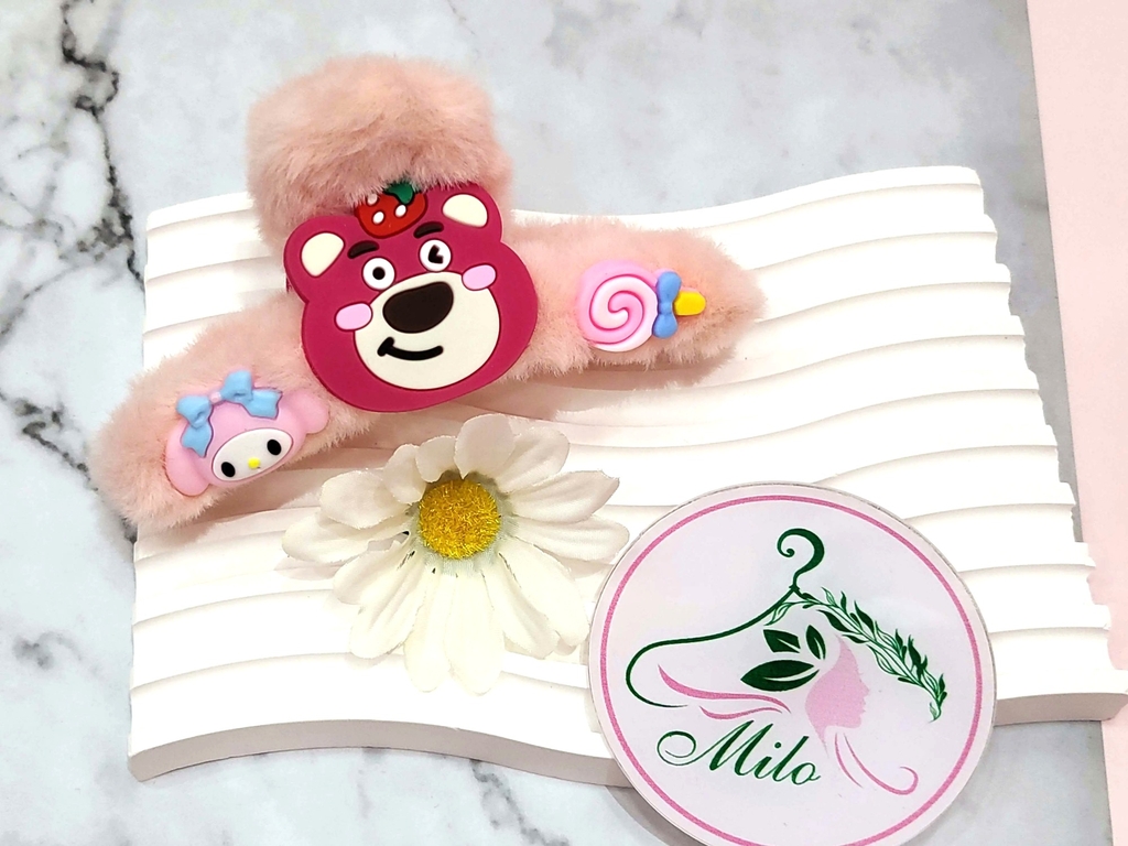 Kẹp tóc lông charm gấu dâu Lotso và Cinnamoroll