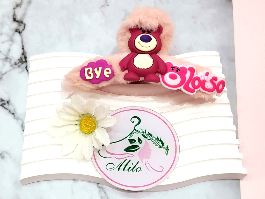 Kẹp tóc lông gấu dâu Lotso + charm chữ Bye