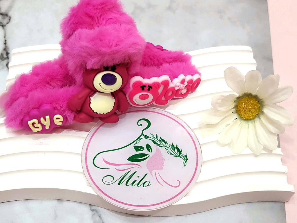 Kẹp tóc lông gấu dâu Lotso + charm chữ Bye