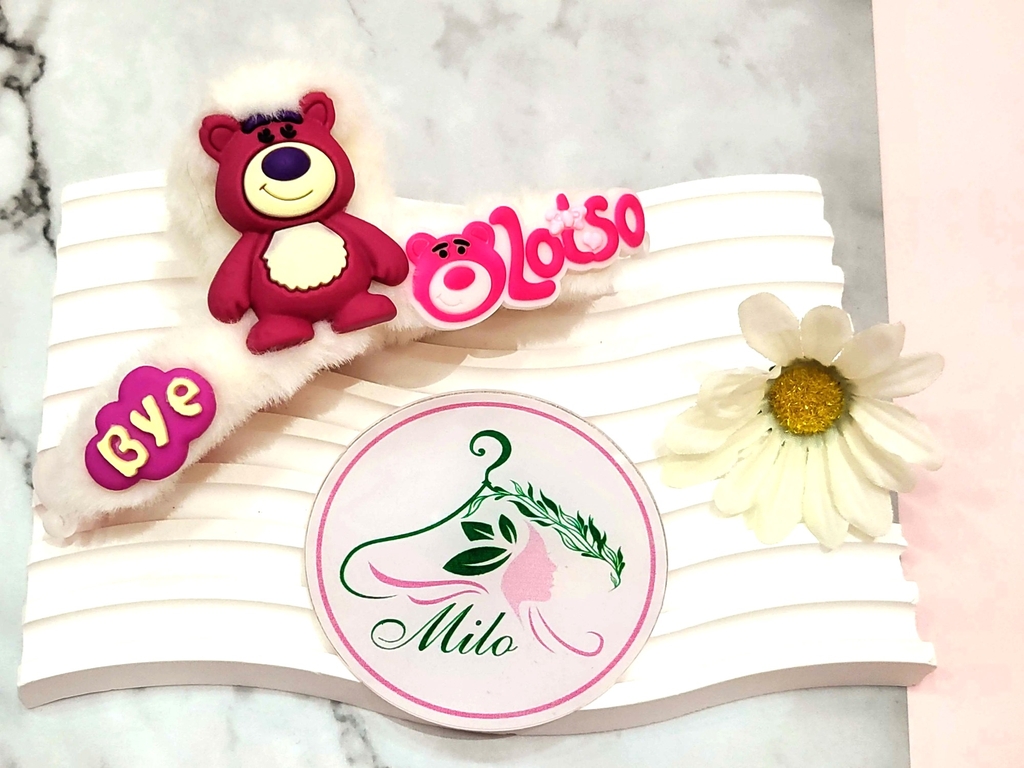 Kẹp tóc lông gấu dâu Lotso + charm chữ Bye
