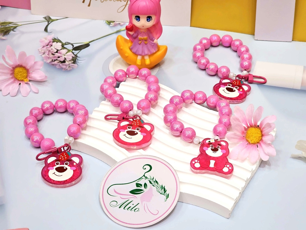 Móc khóa gấu dâu Lotso kim tuyến dạng hạt chuỗi