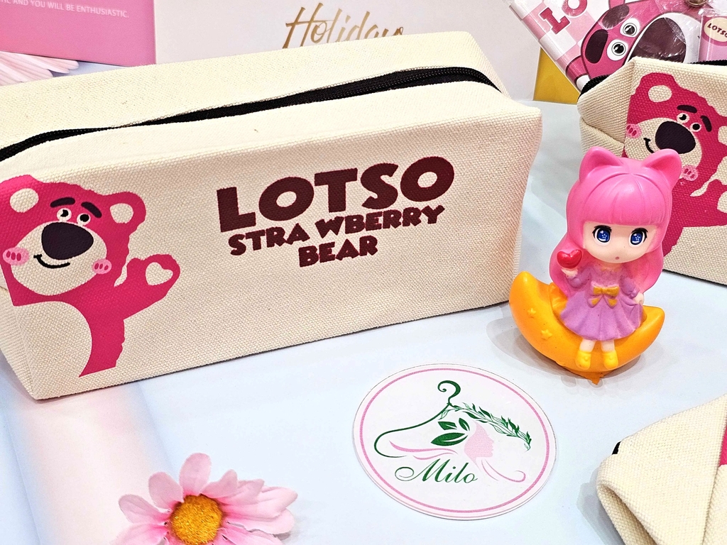 Bóp viết canvas gấu dâu Lotso