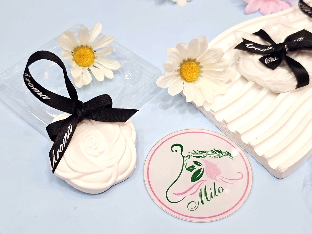 Sáp thơm hình hoa hồng Aromatherapy gypsum cao cấp treo xe, treo tủ quần áo