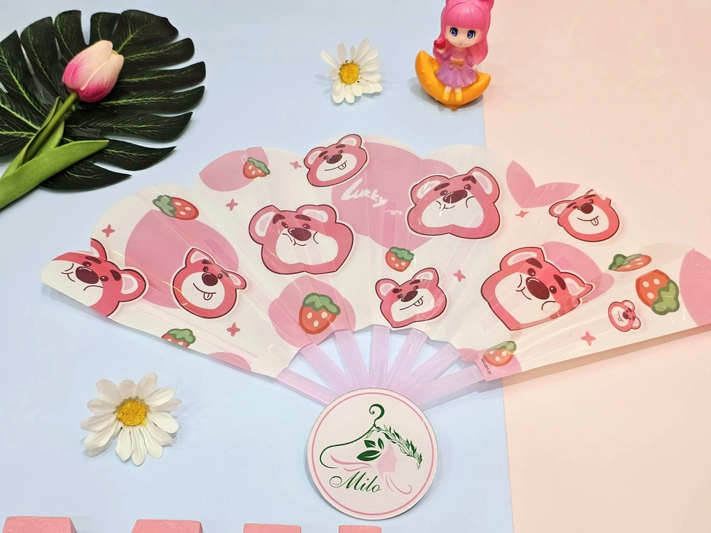 Quạt nhựa cầm tay xếp lại gấu dâu Lotso