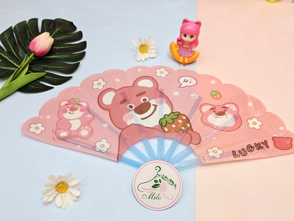 Quạt nhựa cầm tay xếp lại gấu dâu Lotso