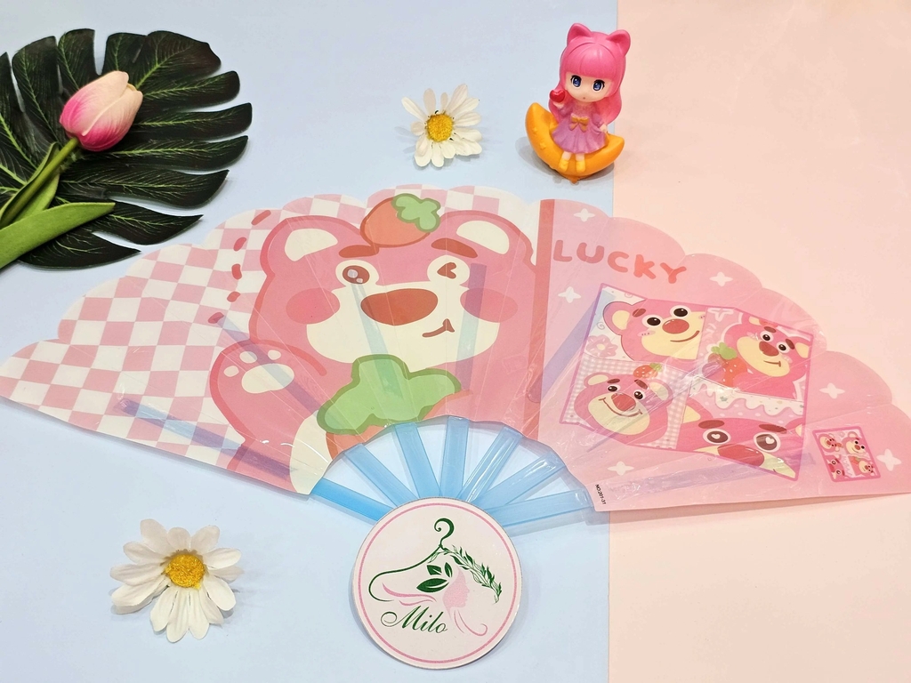 Quạt nhựa cầm tay xếp lại gấu dâu Lotso