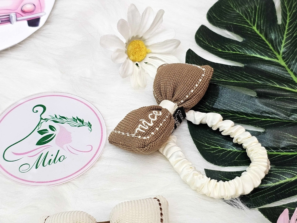 Cột tóc đính nơ hoa + tai thỏ (màu trà sữa) - kiểu 2