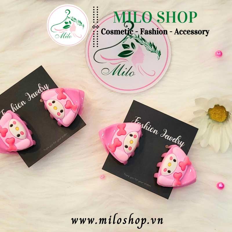 Kẹp tóc mái hình tam giác charm gấu dâu + charm bé gái (set 2 cái)