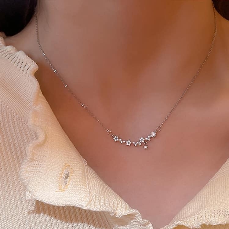 Dây chuyền mặt viền hoa