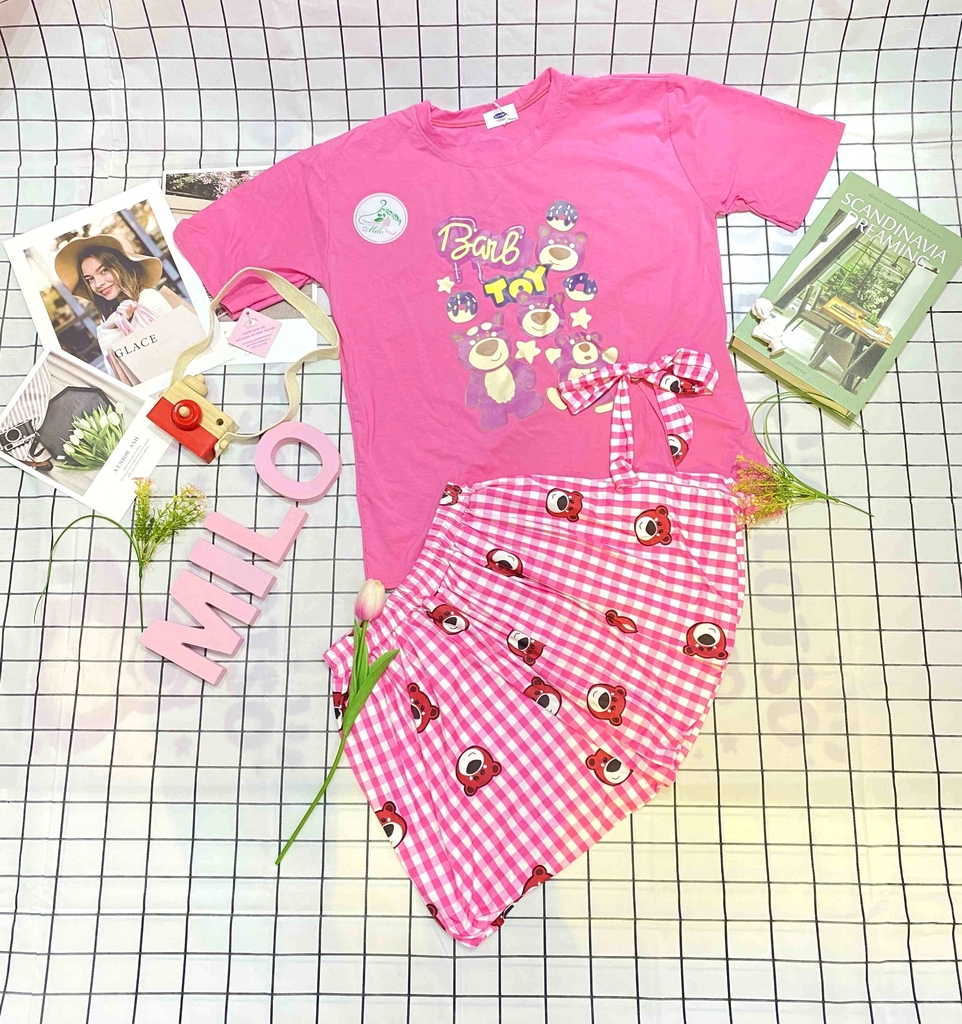 Set áo Quảng Châu gấu dâu lotso xẻ vạt phối quần short phồng kèm nơ xinh xắn