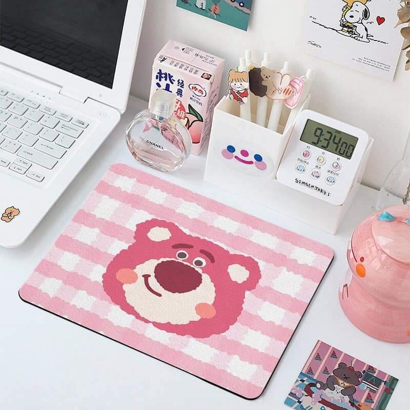 Tấm lót chuột hình gấu dâu Lotso