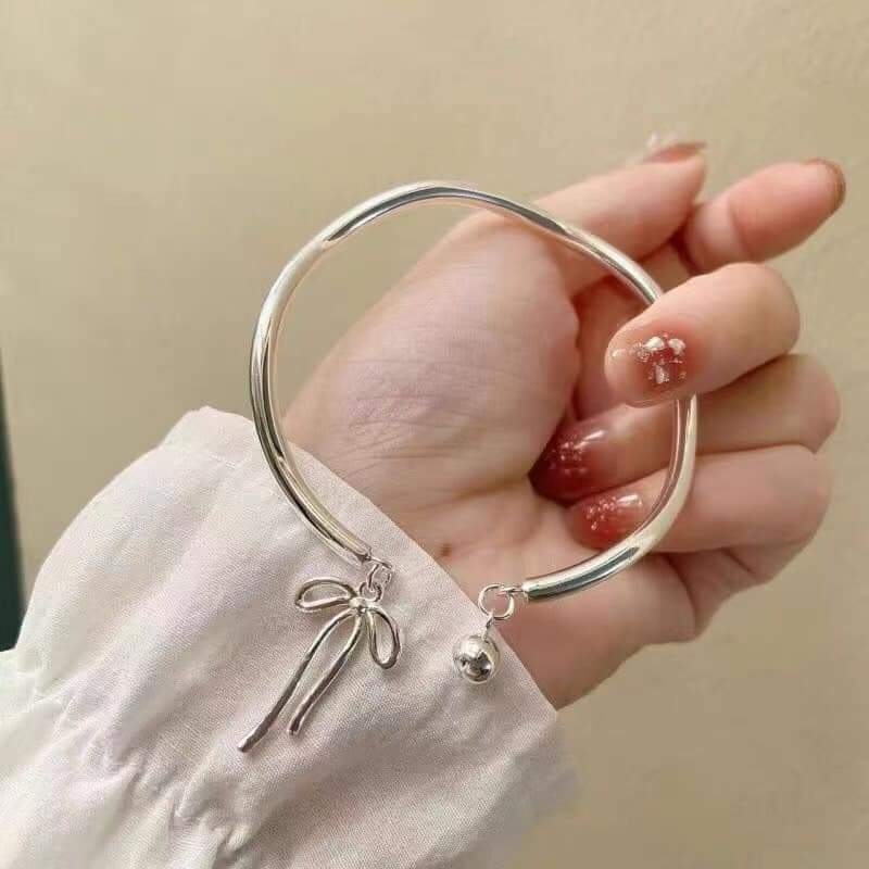 Vòng tay đính charm nơ và chuông