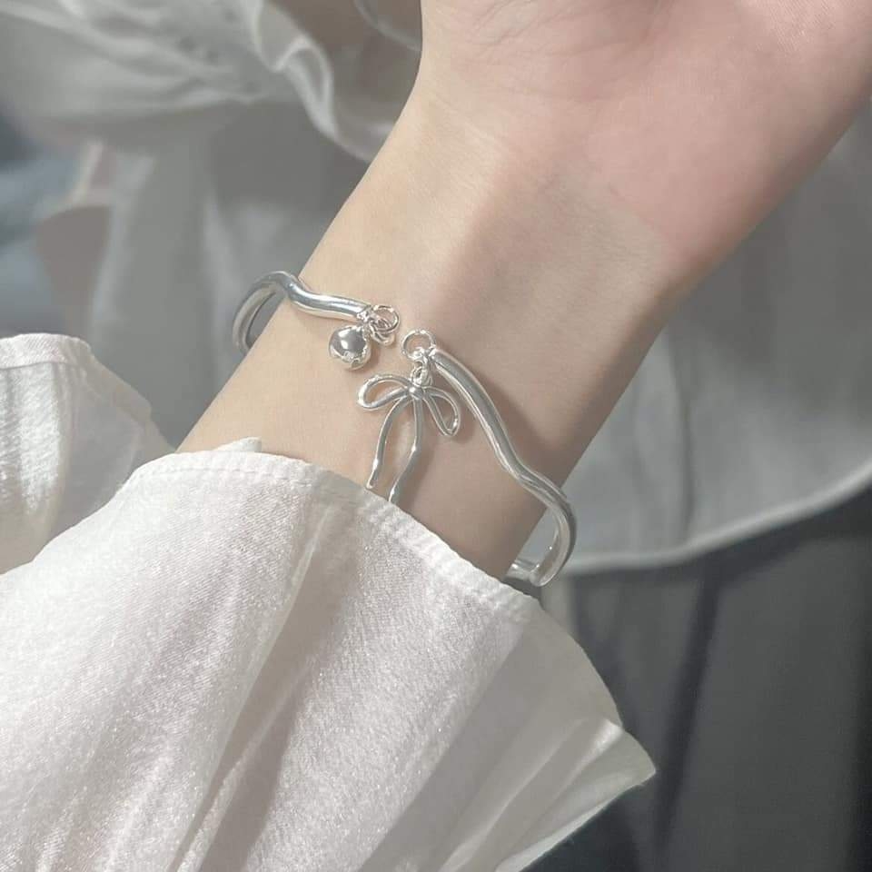 Vòng tay đính charm nơ và chuông