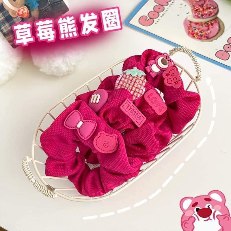 Cột tóc crunchies kèm charm gấu dâu Lotso