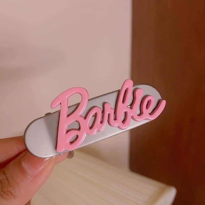 Kẹp tóc đính charm chữ Barbie cute