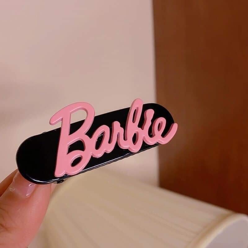 Kẹp tóc đính charm chữ Barbie cute