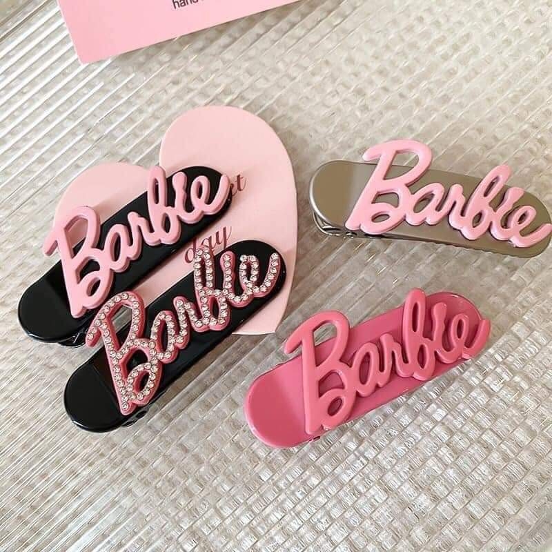 Kẹp tóc đính charm chữ Barbie cute