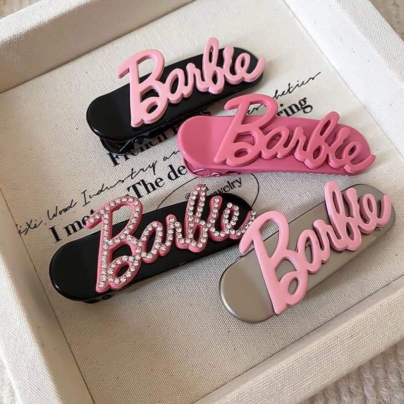 Kẹp tóc đính charm chữ Barbie cute