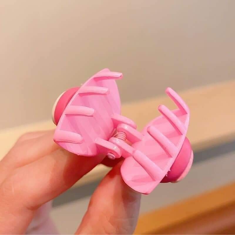Kẹp tóc mái hình tam giác charm gấu dâu + charm bé gái (set 2 cái)