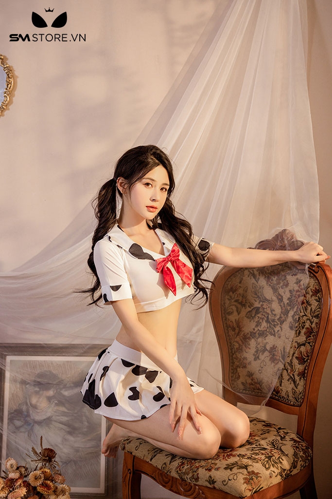 SMS364 - cosplay bò sữa với áo croptop gắn nơ và chân váy xếp ly