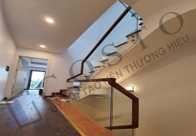 Cầu thang kính cường lực