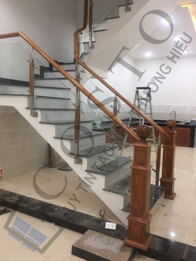 Cầu thang kính lắp trên bậc