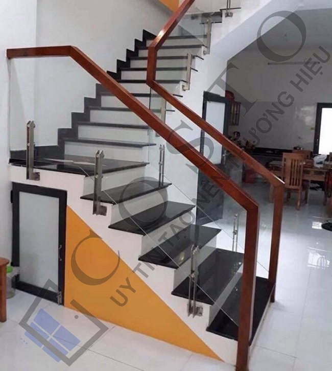 Cầu thang kính tại Hà Nội