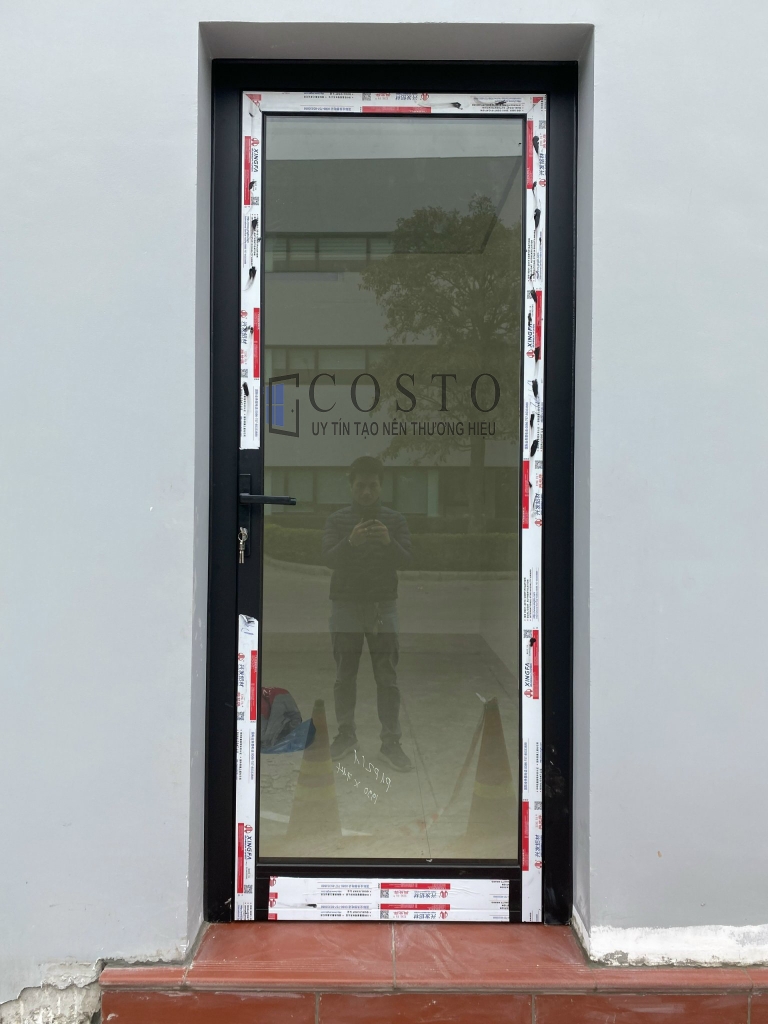 cửa đi mở quay 1 cánh nhôm xingfa