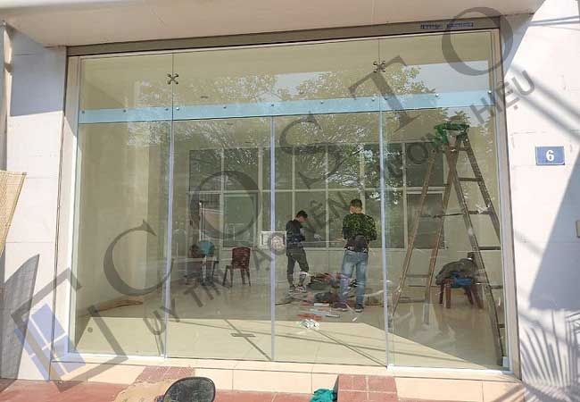 Cửa kính lùa 2 cánh giá bao nhiêu?