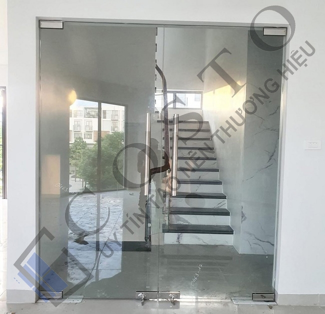 Cửa kính thuỷ lực 10mm