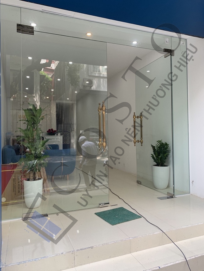 Cửa kính thủy lực 4 cánh