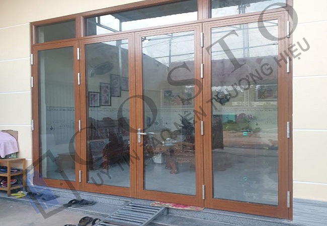 Cửa nhôm xingfa 4 cánh giả gỗ