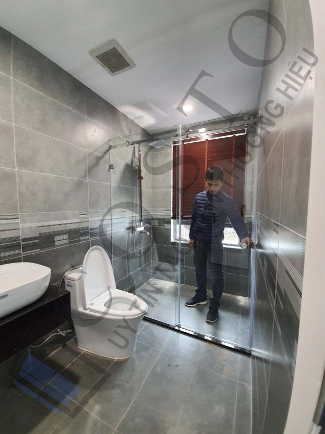 Giá vách kính nhà tắm cửa lùa