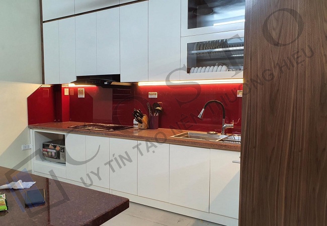 Kính bếp màu đỏ ruby
