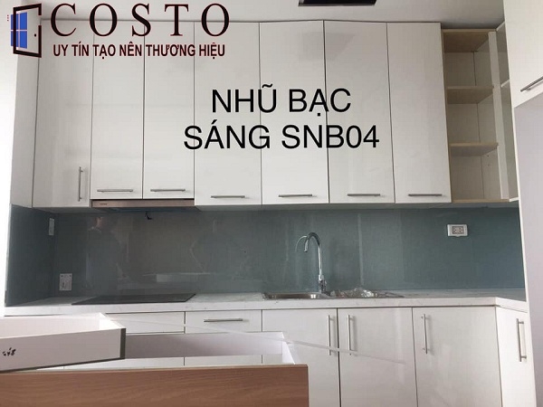Kính bếp màu nhũ bạc