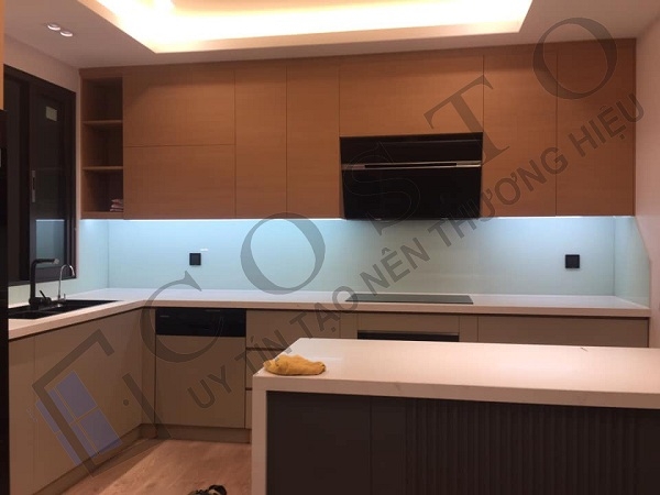 Kính ốp bếp màu trắng sứ