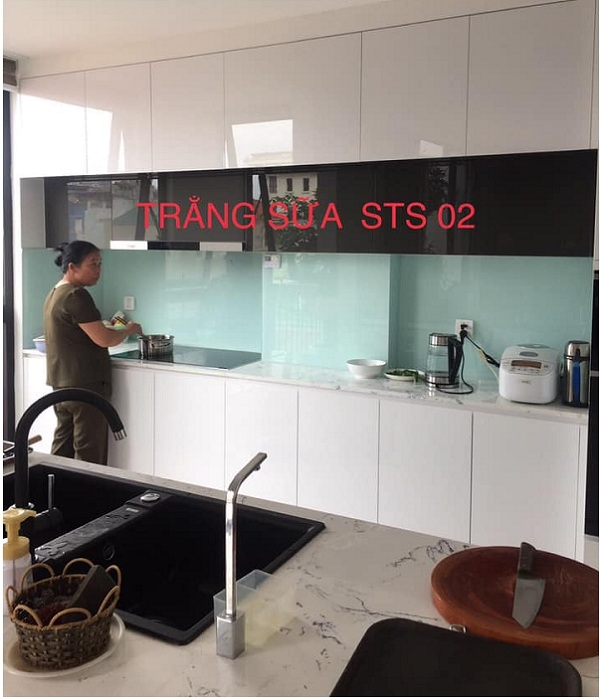 Kính ốp bếp màu trắng sữa