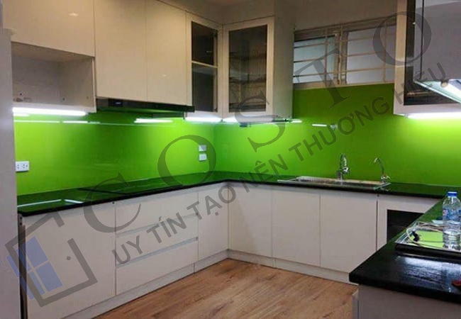 Kính ốp bếp màu xanh mint