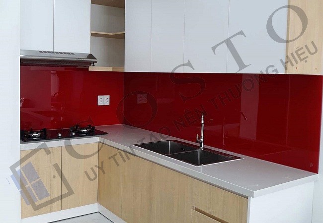 Kính ốp tường bếp màu đỏ