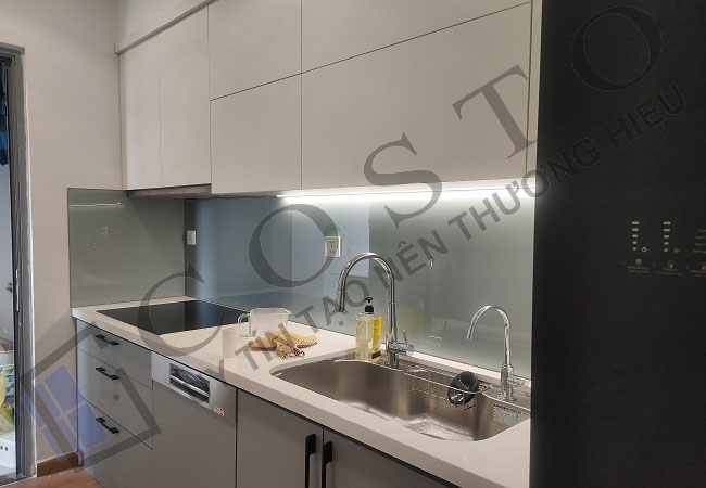 Kính ốp tường bếp màu nhũ bạc